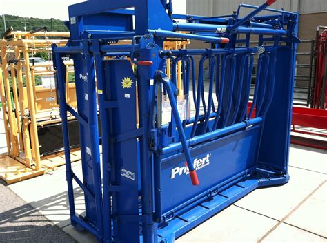 00 Priefert squeeze chute with transport dolly. . Priefert squeeze chute for sale